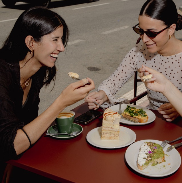 Amigas compartiendo café, tostadas y tarta
