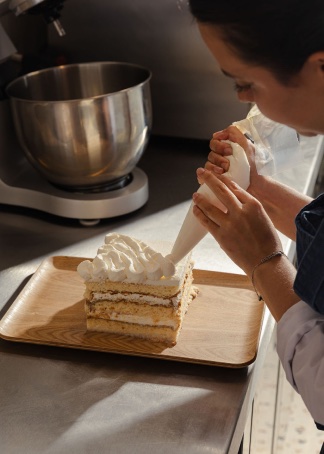 Decoración de una tarta tres leches en el obrador
